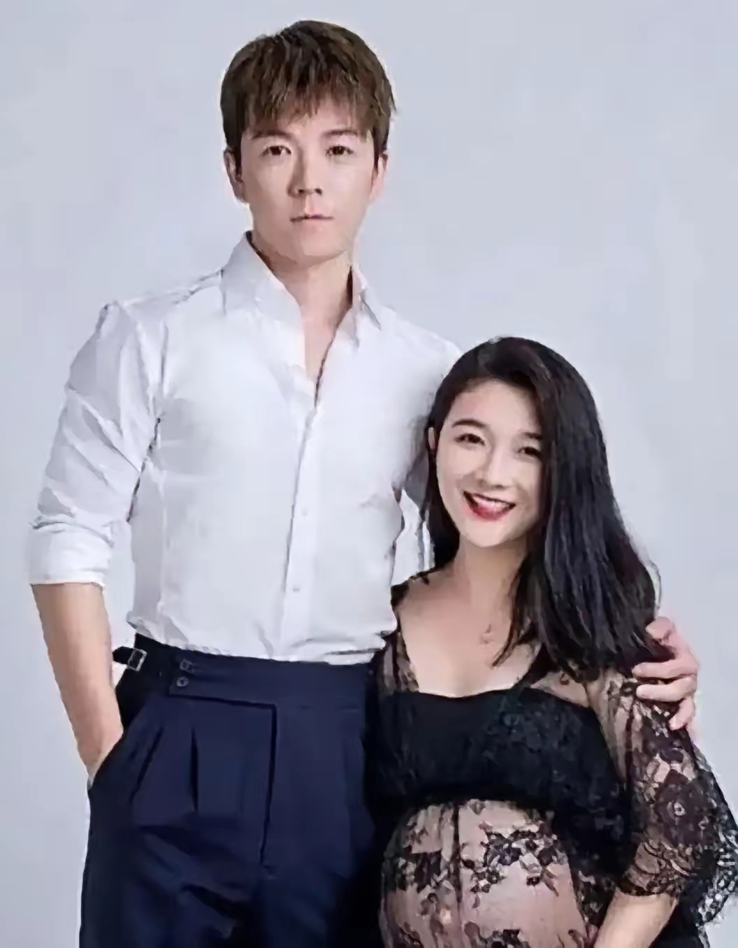 王栎鑫和吴雅婷2015年结婚，三年抱俩，在外看着十分恩爱 。

可婚后矛盾慢慢堆积，吴雅婷生完二胎患上产后抑郁，很需要陪伴，王栎鑫却向往个人自由，两人感情越来越淡。
 
网上流传的那段孕期对话属于网友演绎，并非当事人亲口所说。

2020年12月两人官宣和平离婚，没有互相撕毁，两个孩子抚养权归吴雅婷