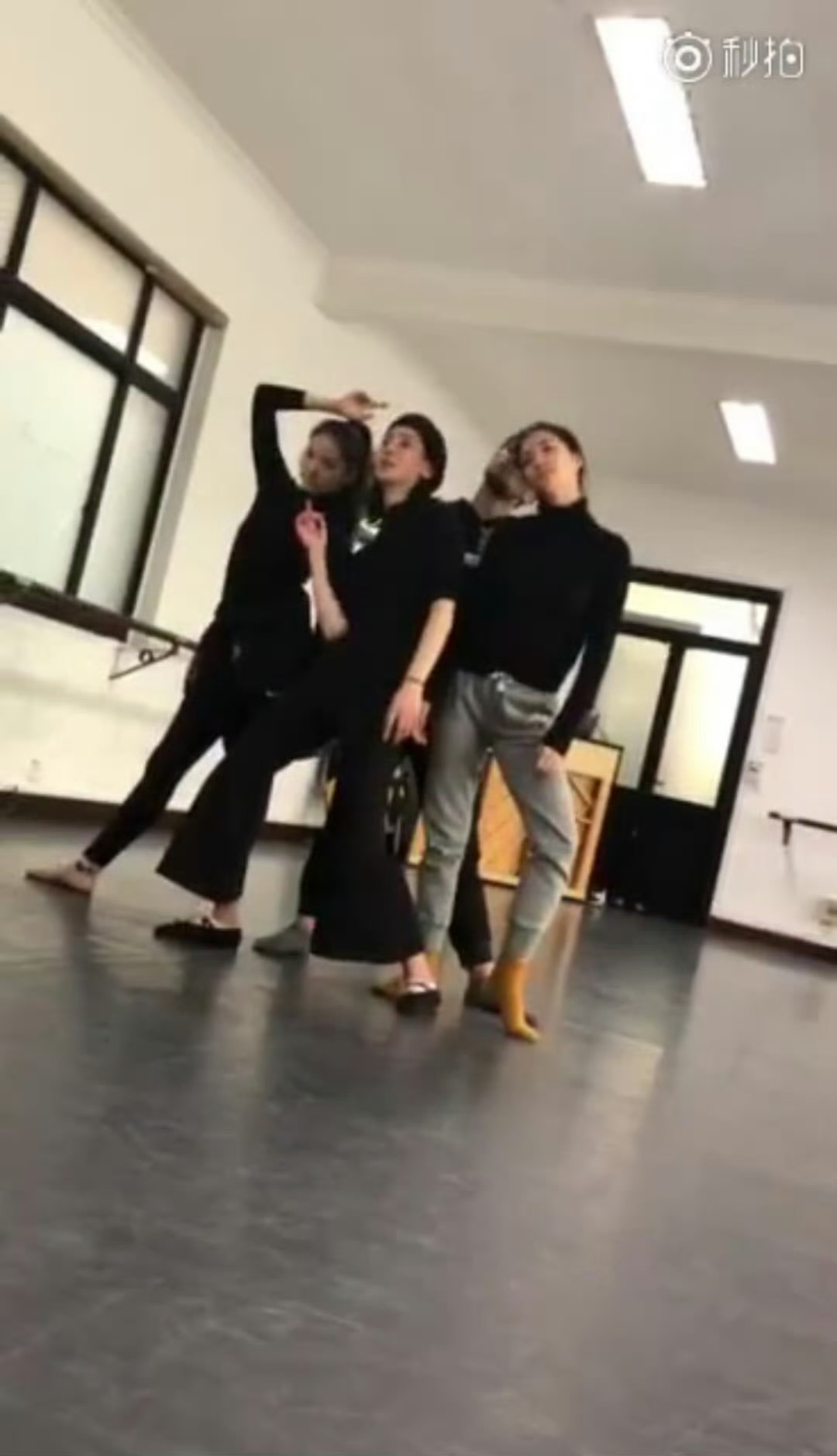 #王楚然大一形体课越扒越有#
这取得什么标题，楚然好灵动自然有点像表妹时期，原来还有个曾用名叫宋亚梦。被网友反复提及的172cm身高、优越头肩比和紧致腰身，在模糊的学生视频中已能看出雏形，印证了“等比例长大”。
形象反差：荧幕上是清冷大气的古装美人，旧视频里却是软萌青涩的练功学妹，这种强 ​