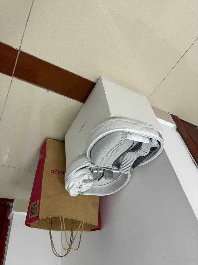 M5款国行512Vision Pro全套齐全无锁靓机预涨王：国行AI。
最近Apple Vision Pro热度和价格上涨的人们消费心理底层逻辑：
今年苹果新品大家也看到了：创新度和Amazing度个人觉得不如Apple Vision Pro——所以现在Apple Vision Pro反而变得有性价比——有点供不应求——热度和价格上涨。
所以这东西始终 ​