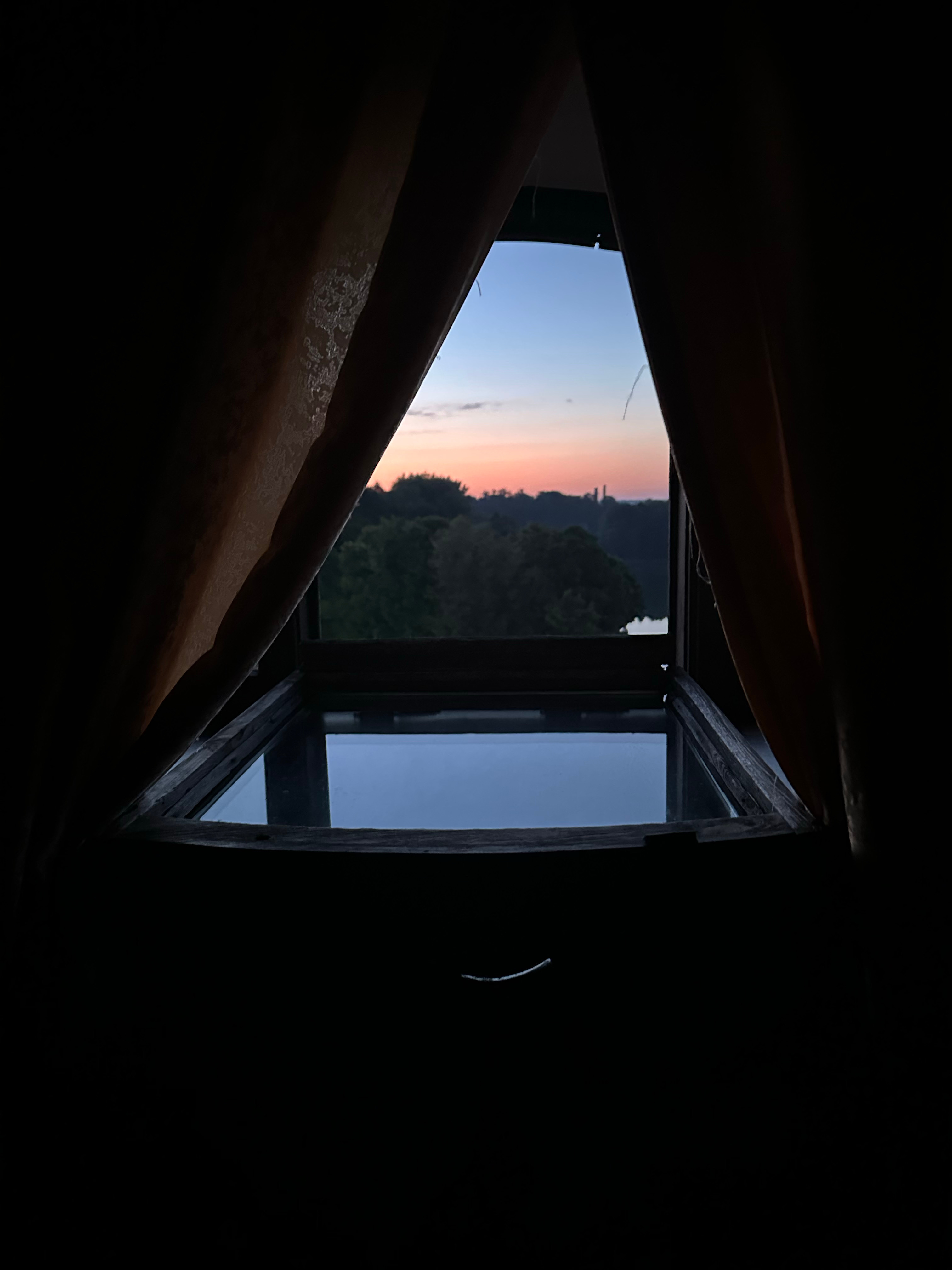 住在欧洲中世纪的城堡里是什么体验？🏰在世界文化遗产米尔城堡里住了一晚，感觉像住进了历史！城堡主人九代传人亲自迎接，仪式感拉满了。这间酒店就设在城堡内部，完全是城堡房间改造的，每间房子都有五百年历史。晚上城堡博物馆闭馆后没有其他游客，沉浸式享受，随便溜达，太有趣了。米尔镇犹太人口占比大，二战时期镇子在德军的占领下，将这座城堡用作集中营，纳粹德国在这里处死了一千多名犹太人。二战后苏联时期，苏联将这座城堡改为疗养院，直到白俄罗斯独立。晚上入住前导游说晚上要小心哦，这城堡里有灵魂，大家哈哈一乐，我觉得她不像开玩笑，兴奋的盼了大半宿，无果，失望退房。