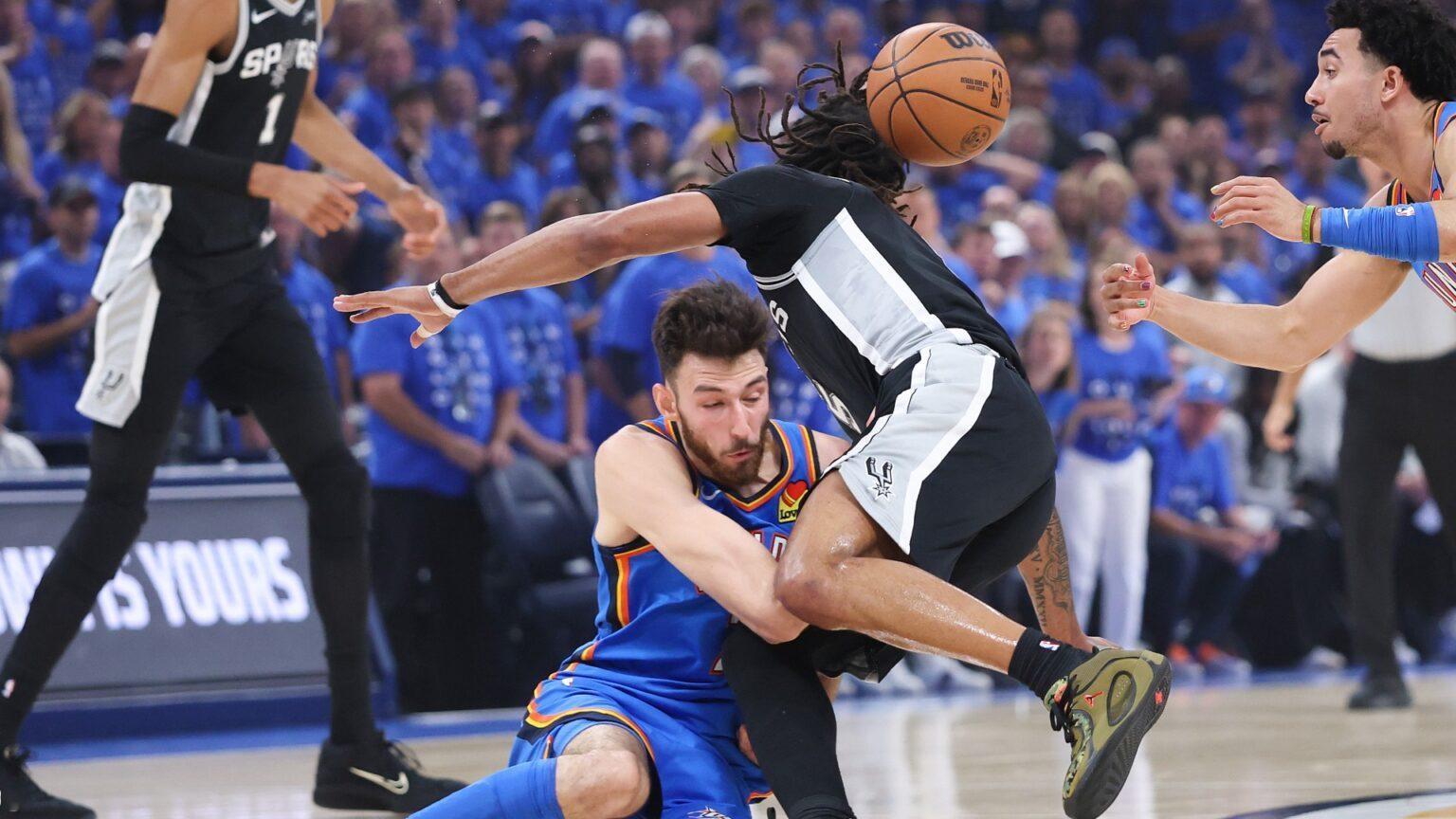 NBA惨遭马刺淘汰出局，雷霆全队抱团力挺切特·霍姆格伦西决抢七大战，霍...