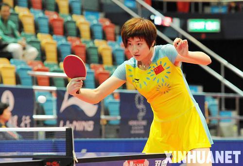 国乒女团3比1战胜中国澳门，孙颖莎独得两分，王曼昱首盘1比3不敌朱雨玲。
 
这场团体赛开局就出现意外，首盘出战的王曼昱对阵朱雨玲，经过四局比拼没能拿下比赛，队伍开局落后一分。很多观众赛前都没有预料到这个结果，不少人原本以为这一盘可以稳稳拿下。
 
朱雨玲时隔很长时间重回赛场，她的战术思路清晰，防守