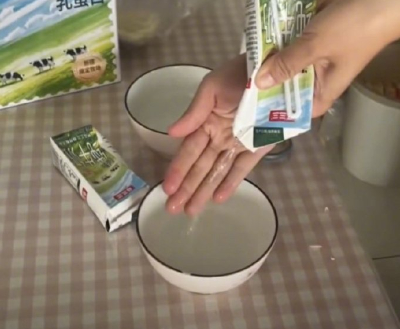 #企业回应纯牛奶里倒出水#【马三三纯牛奶里倒出透明水！企业回应系工人误将测试样品灌入】#企业称牛奶倒出水是测试样品#近日，有网友在社交平台发文称，“‘马三三’纯牛奶中倒出来的是水”，事件引发热议。9月23日，品牌所属企业新疆马三三疆纯乳业有限公司工作人员告诉南都N视频记者，“透明液体为无 ​