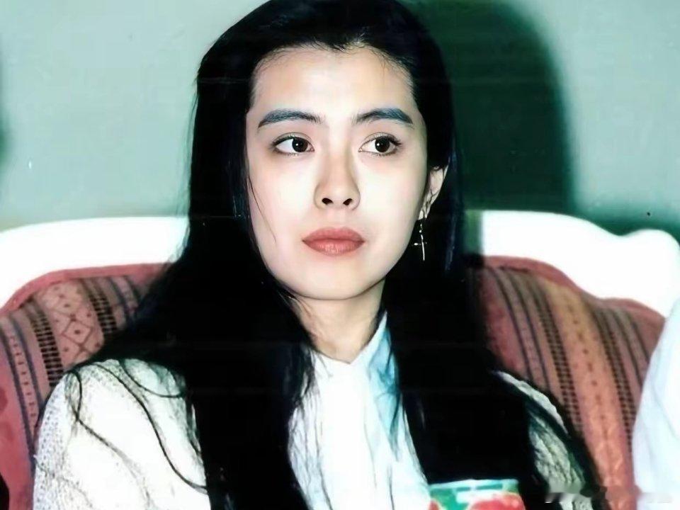 女神滤镜一夜之间碎了一地？王祖贤被骂惨了。

隐退22年，王祖贤首度接受访谈，一句“我可不是明星”冲上舆论风口。她否认因情伤退圈，称退出是厌倦娱乐圈虚幻、昼夜颠倒的生活，但网友并不买贝长。
 
嘴上想要剥离明星身份，现实却依旧依托昔日名气商业变现。她在温哥华经营艾灸馆，基础项目每小时折 ​