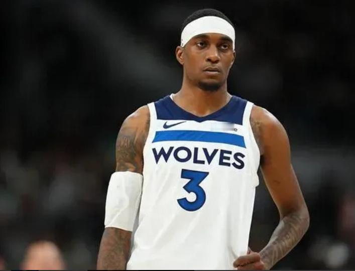 爱德华兹：当麦克丹尼尔斯陷入犯规麻烦，会伤害到每个人  今天NBA季后...
