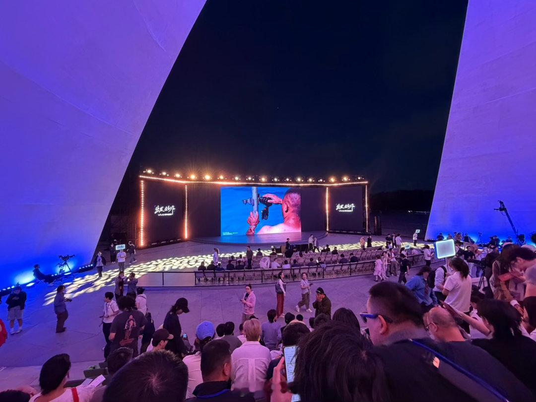 vivo这次又在海边办活动，这次的主题还是「出发，去创作」，晚点看看新的X500系列会有什么信息透露 ​