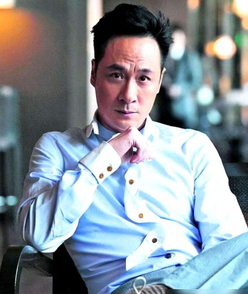 吴镇宇带着新剧杀回来了！悬疑剧《蝉》刚开播热度直接破一万五。

这次他演法官余颂凡。这老哥有句名言：“我演过烂片，没演过烂角色。”

早前拍《战国》那会儿，进组照样死磕。服装不对坚决要换，再小的配角也反复抠细节。

到了新戏片场，画风突变。

前一秒还跟小孩抢糖吃，下一秒开机立马入戏。他说，只要成为