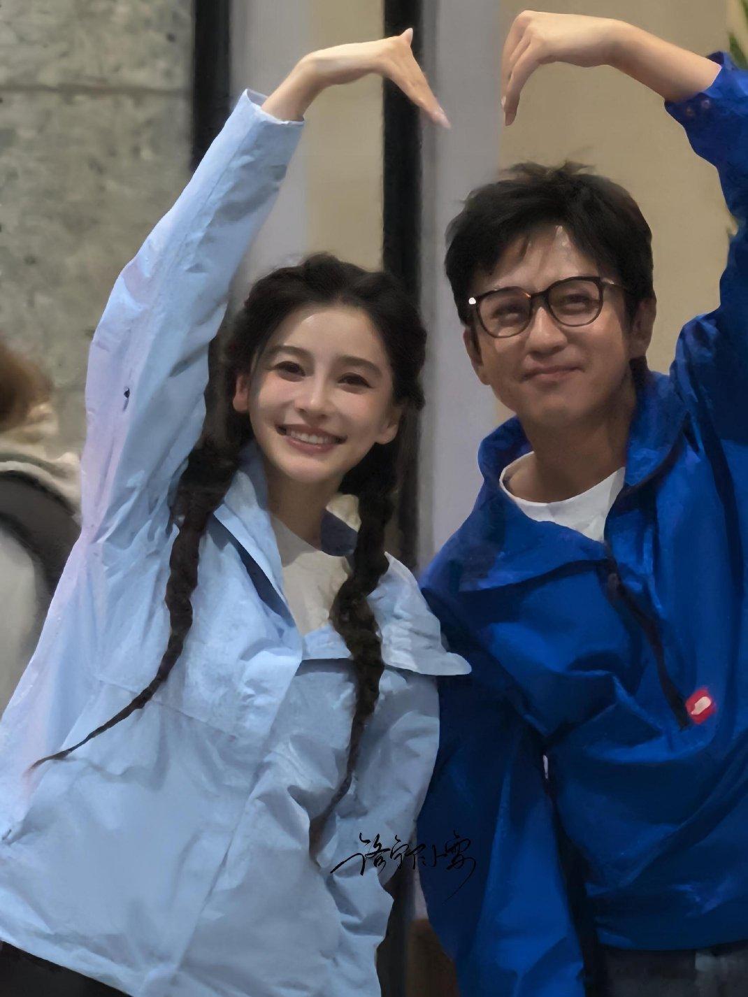 2026年10月底，邓超与Angelababy在重庆合体录制公益短片时，被拍到注视baby的温柔眼神引发全网热议，网友直呼“梦回跑男”。  一、事件背景- 时间地点：2026年10月底，邓超与Ange