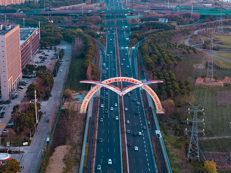 上周在上海金桥的开放道路试了特斯拉最新的FSD Beta，全程12公里走了张江的主干道加3个老小区内部路，手几乎没沾方向盘。
过没有红绿灯的斑马线时，系统提前3米就稳稳刹停，还特意往左打了小半把方向，给横穿的老奶奶留出足足一米的富余空间。最惊喜的是在小区窄路里，遇到侧方乱停的快递三轮车，它没有急着硬