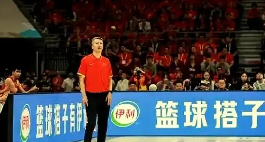 许钟豪刚拿起宁波男篮的教鞭，八竿子打不着的郭士强，居然被推出来替整个本土教练圈背黑锅。
有人张嘴就来，说老叔在国家队没打出成绩，把国内教练的行情全给拖垮了，导致土帅成了水平落后的代名词。
这逻辑看得人直摇头。
宁波队让刚退役的老将直接转型挂帅，说白了不就是图个知根知底、成本可控嘛。中小俱乐部都
