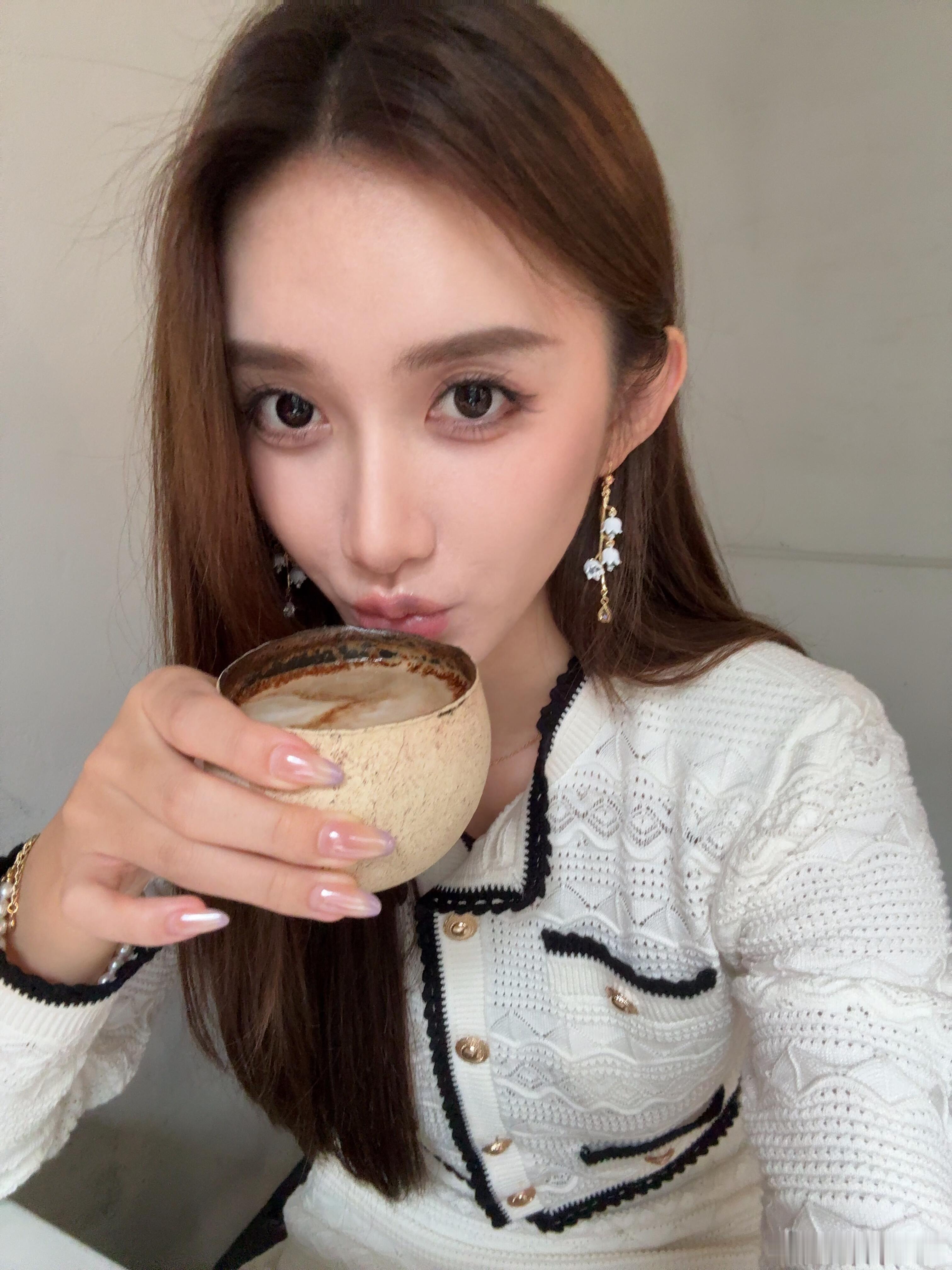 路过飘过一阵姐姐的香气 ​​​