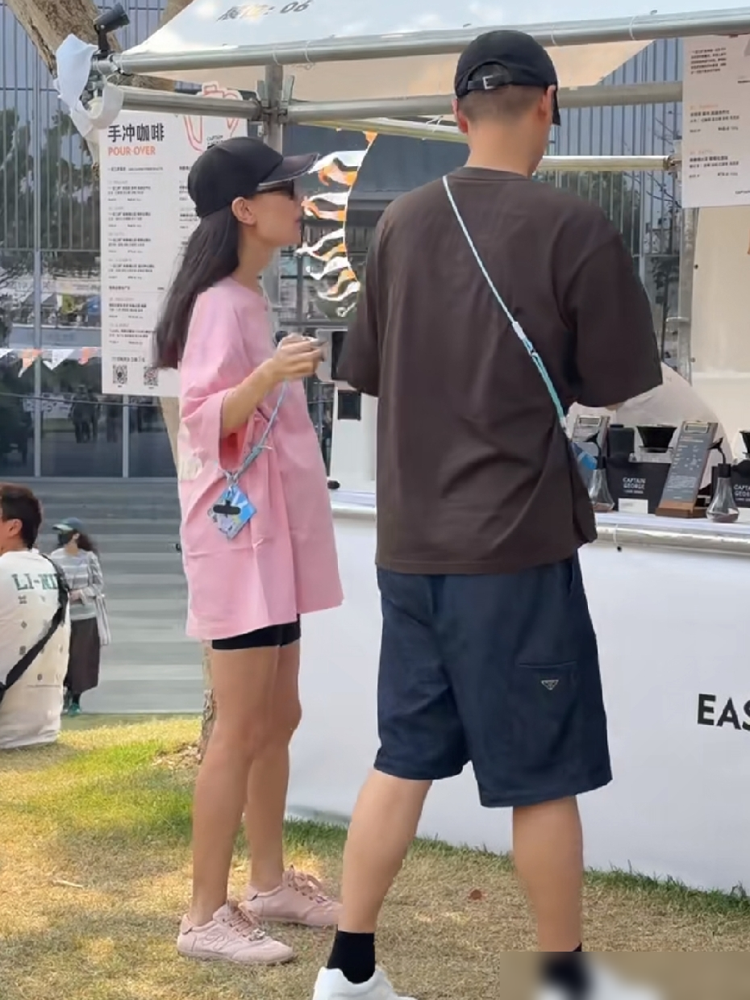 任重被粉丝围得里三层外三层，孙骁骁挺着二胎肚子直接被挤到了人群外头。她没喊没闹，就站在那儿愣了两秒，然后掏出手机，帮任重和粉丝拍合影。
10月15号乌镇戏剧节，这俩带着3岁女儿闲逛，被一堆人偶遇。孙骁骁穿件黑T恤大短裤，孕肚遮不住，可胳膊腿细得跟没怀孕似的。有网友喊他们一起吃饭，任重笑着应，她就在