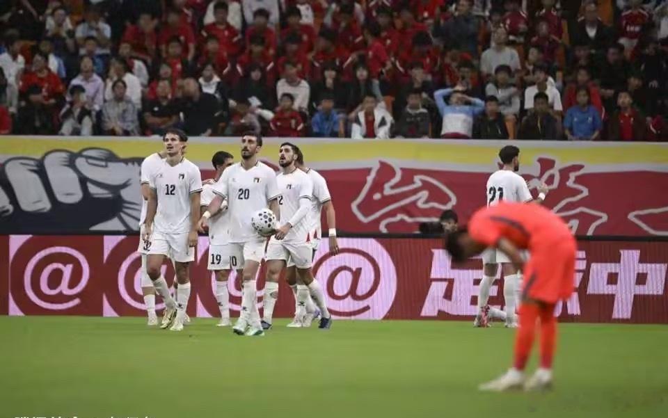 国足5球惨败！媒体人热议：丢人现眼，邵佳一不知道国足几斤几两！

以0比5的比分负于巴勒斯坦之后，国足队史首次负于巴勒斯坦，两年以来首次被对手打入5球。国足的低迷表现，引发了媒体人的热议。

此役之前，国足从未负于巴勒斯坦。然而，阵容不整导致国足表现不佳，被对手足足打入5球，这是国足队史 ​