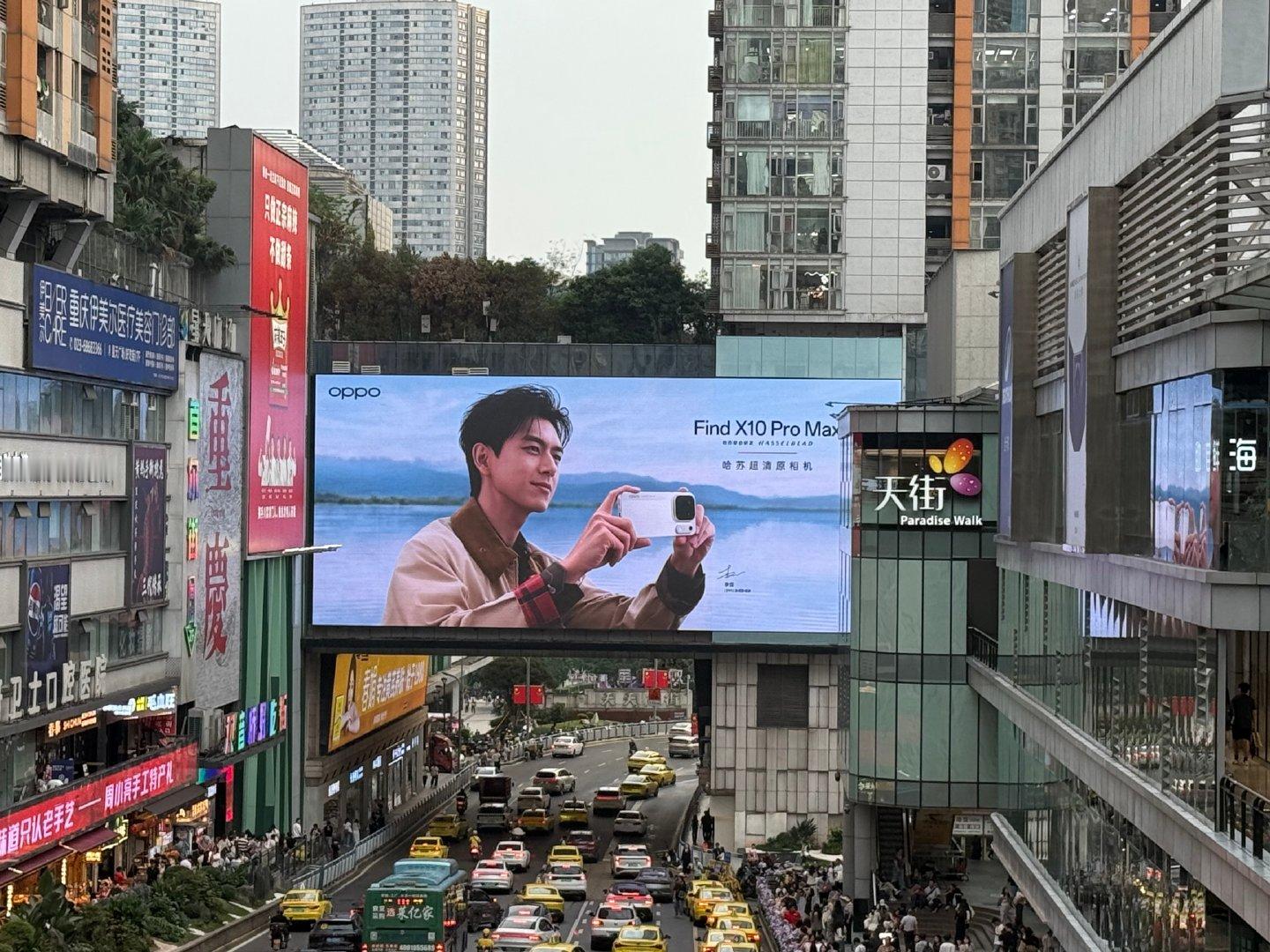 #oppo首席影像家李现# 
李现大屏的神，真的太帅了~真的走到哪里都可以看到我们李现[心][心][心][心] ​