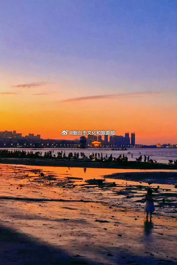 #晚安烟台# 晚霞揉碎成星光，愿今夜好梦绵长。晚安[月亮]#银行回应每天仅营业3.5小时#  ​