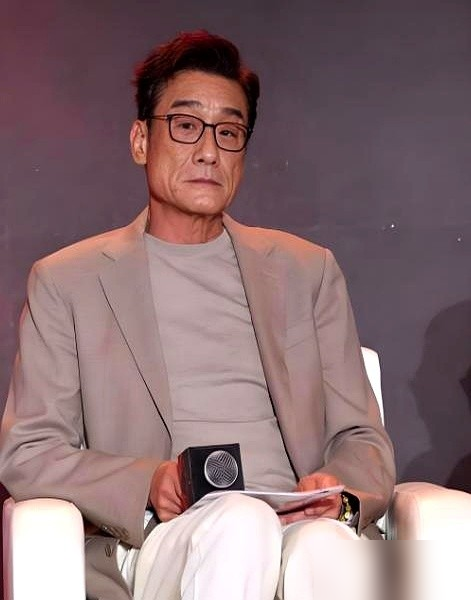 68岁影帝梁家辉，张口就撕了躺平的遮羞布。
他说，躺平也得有条件，你得先有块能踏实躺下的地儿。连张像样的床都没找着，你谈什么躺平？
这话太狠了。别人劝他，钱早够花了，干嘛还出来拼。他偏不，他说这辈子都不会躺平。
背后一整个班底等着开工吃饭，他停了，人家饭碗就砸了。再说，到了这岁数还站在镜头前较