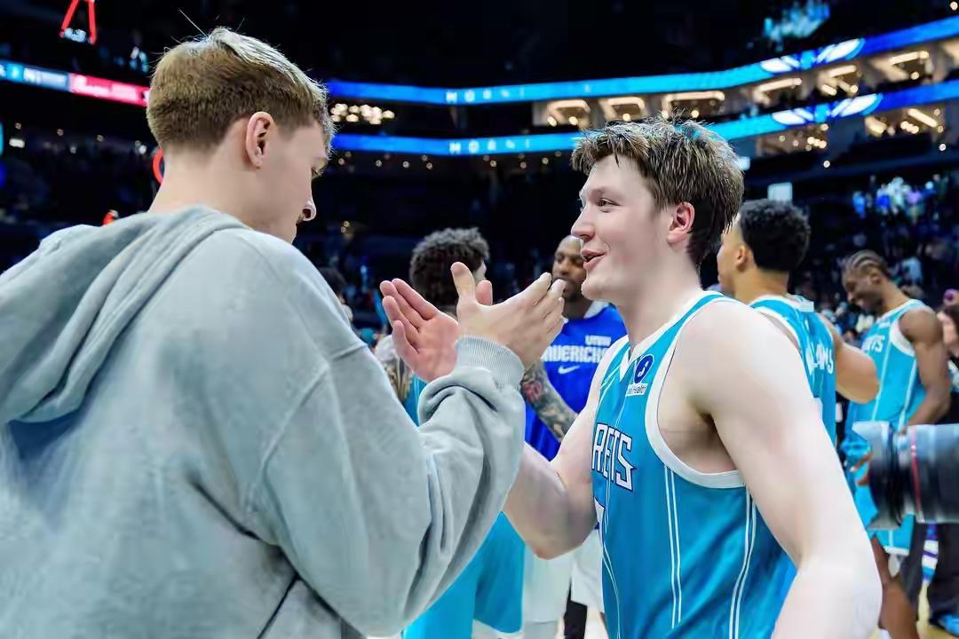 主要是两场附加赛把克尼的最佳新秀打没了，球队老大想跟他争三分王，克努佩...