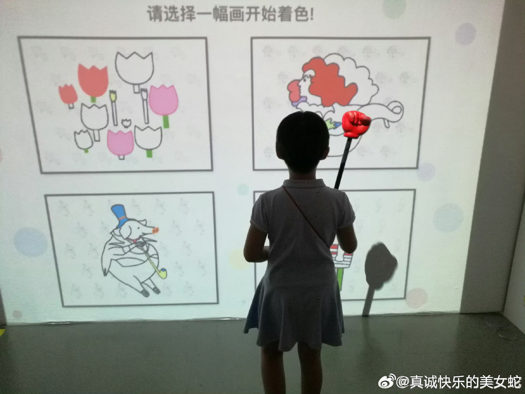 不原谅，不恨，只为放过自己

住在楼上的孙阿姨，有着一种安静却有力量的通透。
她在前半生长期遭受丈夫家暴，无数个夜晚在恐惧和眼泪里煎熬。等到下定决心离婚，她没有争夺房产与存款，两手空空，只带走了属于自己的自由。
岁月流转，曾经伤害她的前夫步入老年，突发脑血栓瘫痪在床，无人照料。社区工 ​