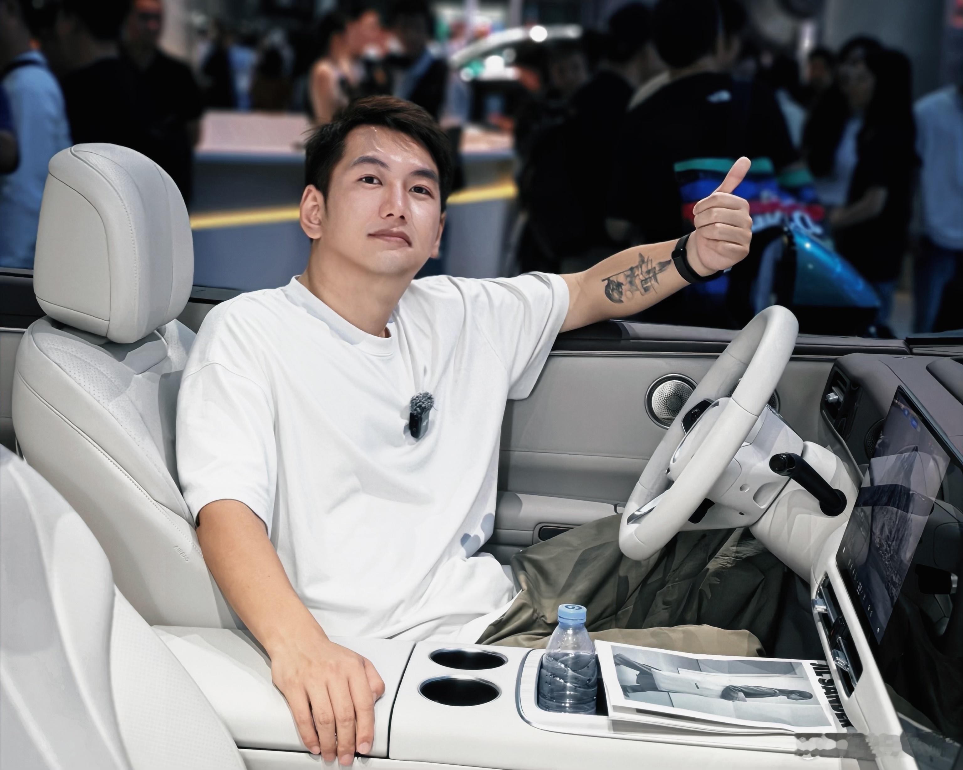 来启境展台，看到签到台直接摆上“华为乾崑第一境”，本来想说卧槽好大的胆子，但是华为乾崑跟启境合作确实绑定很深，启境每次都能第一时间用上华为乾崑最新技术就能看出来。

华为还派出数百人的项目团队直接跟启境团队一起办公，研发工作也是深度协同，不过今天重点还是启境GX7的首次亮相，我只能说 ​
