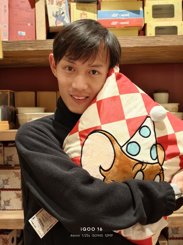 iQOO16拍照一流啊，这下游戏界的小美，小帅，也能照亮你的美！
	
iQOO16拥有后置5000万像素三星HPB传感器，5000万潜望长焦，5000万超广角，连前置都用的是3200万像素，还有4kLive图拍摄，还有vivo旗舰下放全套影像滤镜，这不就可以和拍照手机平起平坐了吗？#iQOO16 #手机拍照
