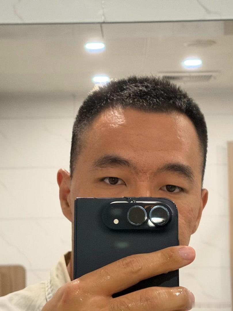 用iPhone Duo再次格局打开：以前iPhone 16 Pro Max只能看到一面屏幕，这次用iPhone Duo格局（屏幕）打开又看多一面屏幕（共2面）……分屏真实用，爱不释手。这次格局真打开：欢迎合作，谢谢。  ​