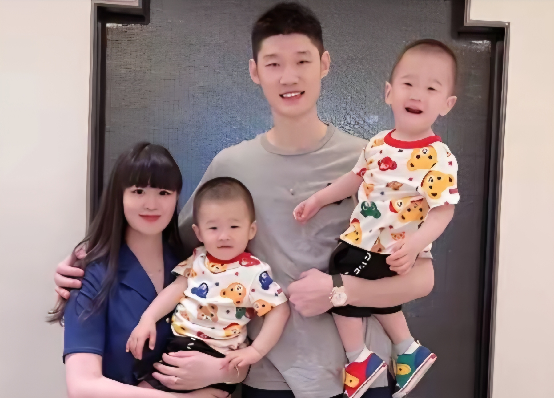 胡金秋是浙江广厦男篮队长，他有一对双胞胎的儿子。 ​他妻子王璐是他高中...