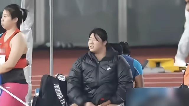第一投70米46，直接不投了，金牌到手。
18岁严子怡，亚运会女子标枪，破了赛会纪录。右脚软组织有伤，领先优势太大了，剩下几轮全弃。场边教练点头，她收杆走人。网友说这是最省心运动员，上去一下，下班了。
别急着羡慕。赛前去适应时差，踩场地，脚上缠着绷带练。赛季里钻石联赛71米74破亚洲纪录，总决赛