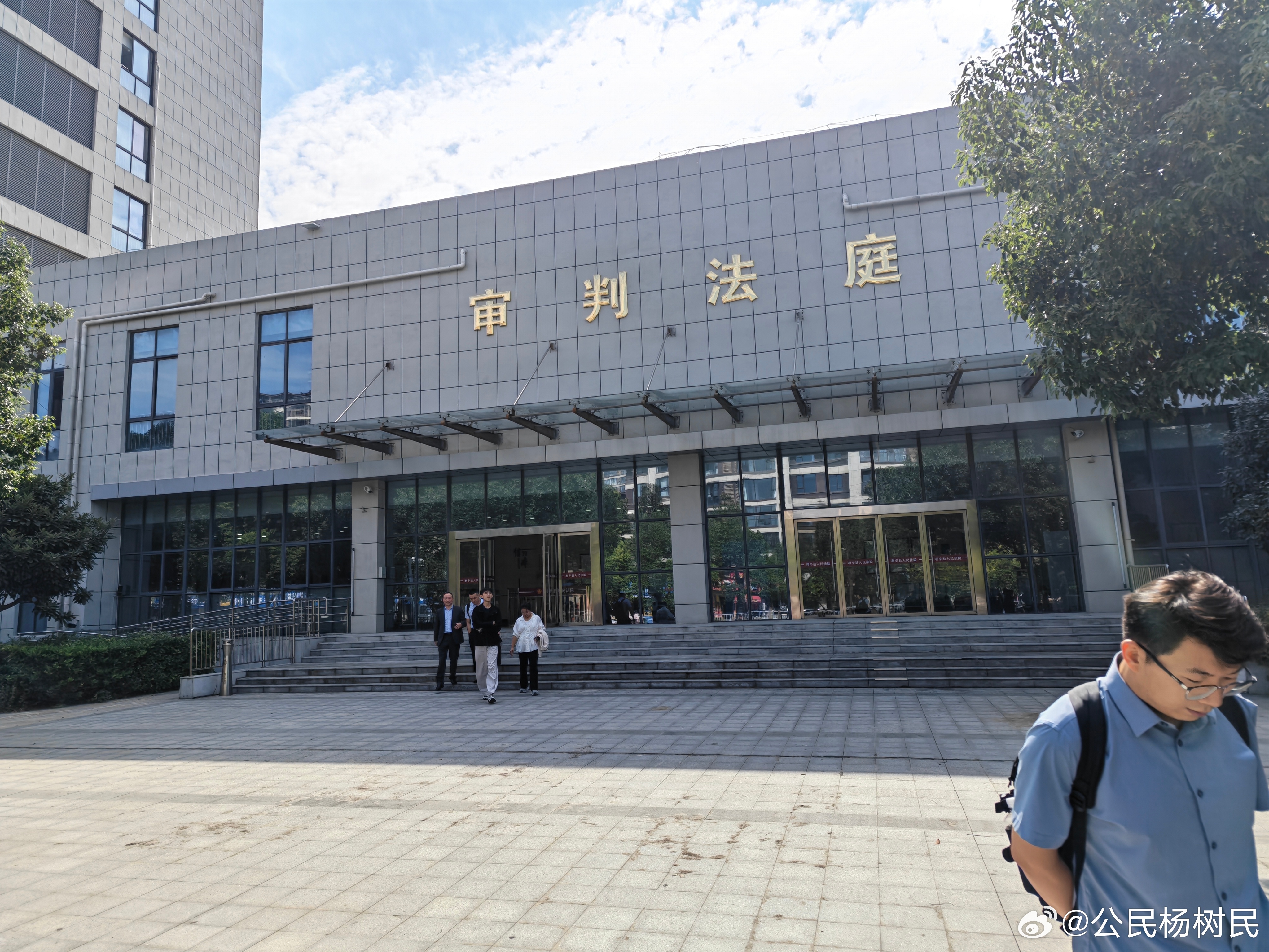 安徽省利辛县法院公开审理亳州市公安局谯城区分局原局长李玉标受贿案

2026年10月13日，利辛县人民法院第九法庭公开审理李玉标受贿案。庭审于15日晚结束，主审法官宣布将核查相关证据后择期宣判。

控辩双方主要围绕李玉标2008年在担任亳州市公安局谯城区分局副局长期间，参与创办混凝土搅拌站获利和购 ​