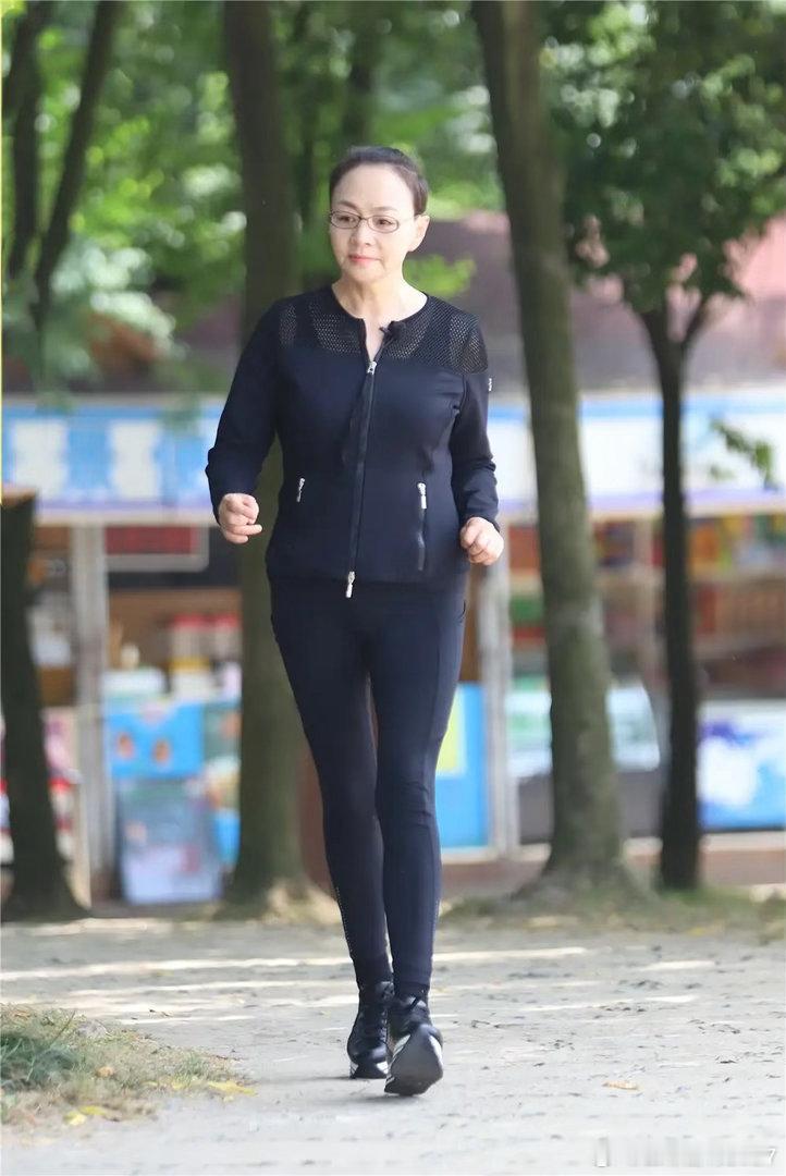 我朋友是健身教练，她跟我说了句大实话，像宋丹丹这样，65岁，你看她身材保持这么好，一定特别自律！这话说得一点没错。8月22日，那英北京演唱会，宋丹丹穿着2006年拍《家有儿女》时那件黑白拼色短袖，坐在台下。这件衣服她穿了快20年，还合身。衣服能留20年不难，难的是身材20年不走样。65岁的身形和 ​