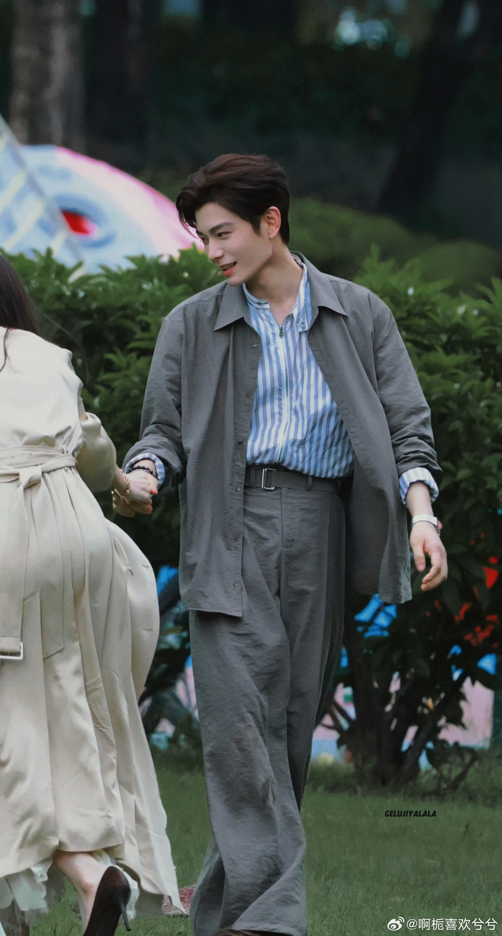 #丁禹兮爱在无尽夏 ﻿# 💚#丁禹兮沈言# 

 饰演角色热度破亿，数字背后，是无数日夜的陪伴与托举！是大家愿意沉下心读懂角色的每一份情绪。这份沉甸甸的认可，都被一一珍藏。前路漫漫，依旧带着大家的心意继续深耕表演，不负每一份无声的陪伴和夏夜里最美的花海。

丁禹兮司宫令｜丁禹兮赵皑｜赵皑｜ ​
