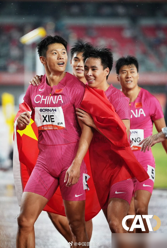 中国队38秒17夺冠，镜头扫过隔壁韩国队俩黑人选手，我愣了一下。
乔尔·金和丹尼尔，一个模子刻出来的爆发力，起跑就蹿出去半米。日本那边更早，萨尼布朗9秒97破全国纪录，村竹拉希德110米栏奥运会第五，爹全是非洲的，妈是日本人，从小在日本土生土长，本土教练带出来的。
说白了，人家不搞买洋枪那套，走
