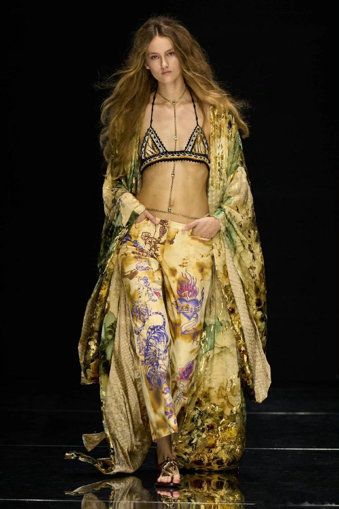 Roberto Cavalli 2027 春夏
#时装周##春夏时装周##米兰时装周# ​​​