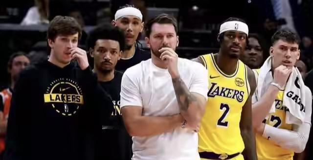 北京时间4月28日，NBA季后赛继续进行。东契奇左腿腿筋拉伤康复进程迎...