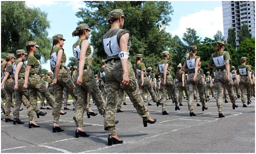 爭議大瞭！烏克蘭女兵穿高跟鞋為閱兵練正步，議員喊話政府公開道歉！-圖2