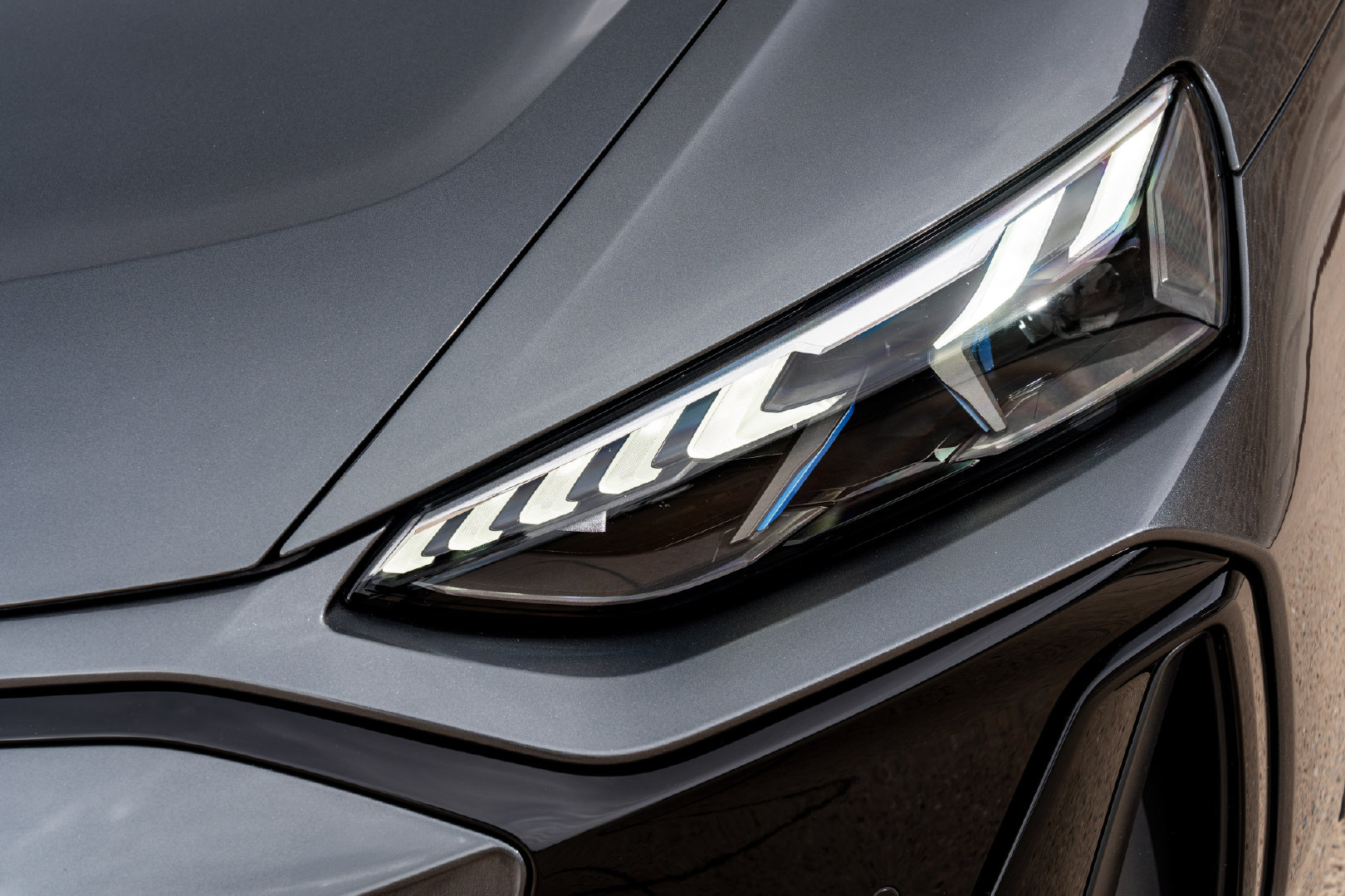 Audi e-tron GT quattro 
与Porsche Taycan 共享J1平台
双电机，百公里加速时间4.1秒，极速245公里/小时#新能源汽车##汽车资讯# （4K） ​