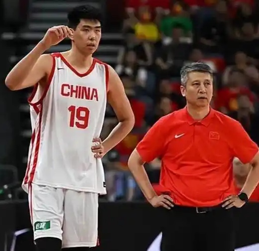 中国男篮徐昕近况？
中国男篮中锋徐昕一直盛传要去美国发展，之前也收到过NBA马刺队的试训邀请，也引来了NCAA一级联盟(D1)杨百瀚大学的青睐，但因为国家队窗口期错过了。杨百瀚大学等D1联盟学校只有13个奖学金名额，8月份他们已经签下塞尔维亚内线，用完了所以名额，不能再接收奖学金新人，要去的话只能接