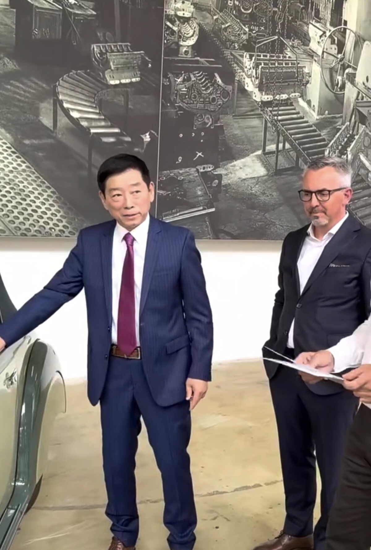 魏建军欧洲考察探访法拉利，风趣对话引爆全场。
长城汽车董事长魏建军赴意大利欧洲调研期间，在法拉利参观交流。本次行程，魏建军专程到访法拉利博物馆与生产车间，并非商业签约，更多是行业交流、对标学习，一同随行的还有长城欧洲团队，法拉利高管全程接待陪同。在交流环节，魏建军一贯幽默的表达，让在场中外工作人员听