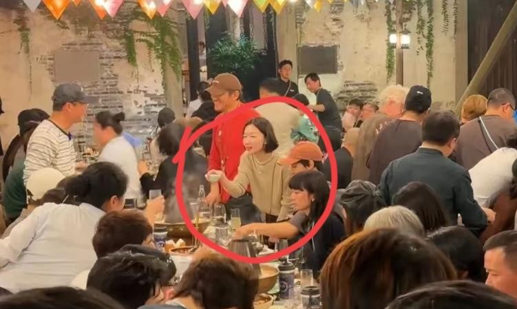 很多人以为周冬雨是真性情、说话不过脑子，其实全被她给骗了。
看看乌镇长桌宴那一幕就全明白了。
陈可辛站起来要在台上展歌喉，周冬雨在后排反应快得像装了弹簧，立马掏出手机搜好歌词双手奉上。
等导演开嗓唱爽了，她安安静静缩回位子上，连个镜头都不抢。
给前辈端酒碰杯，那腰弯得比谁都低，跟吴君如咬耳朵