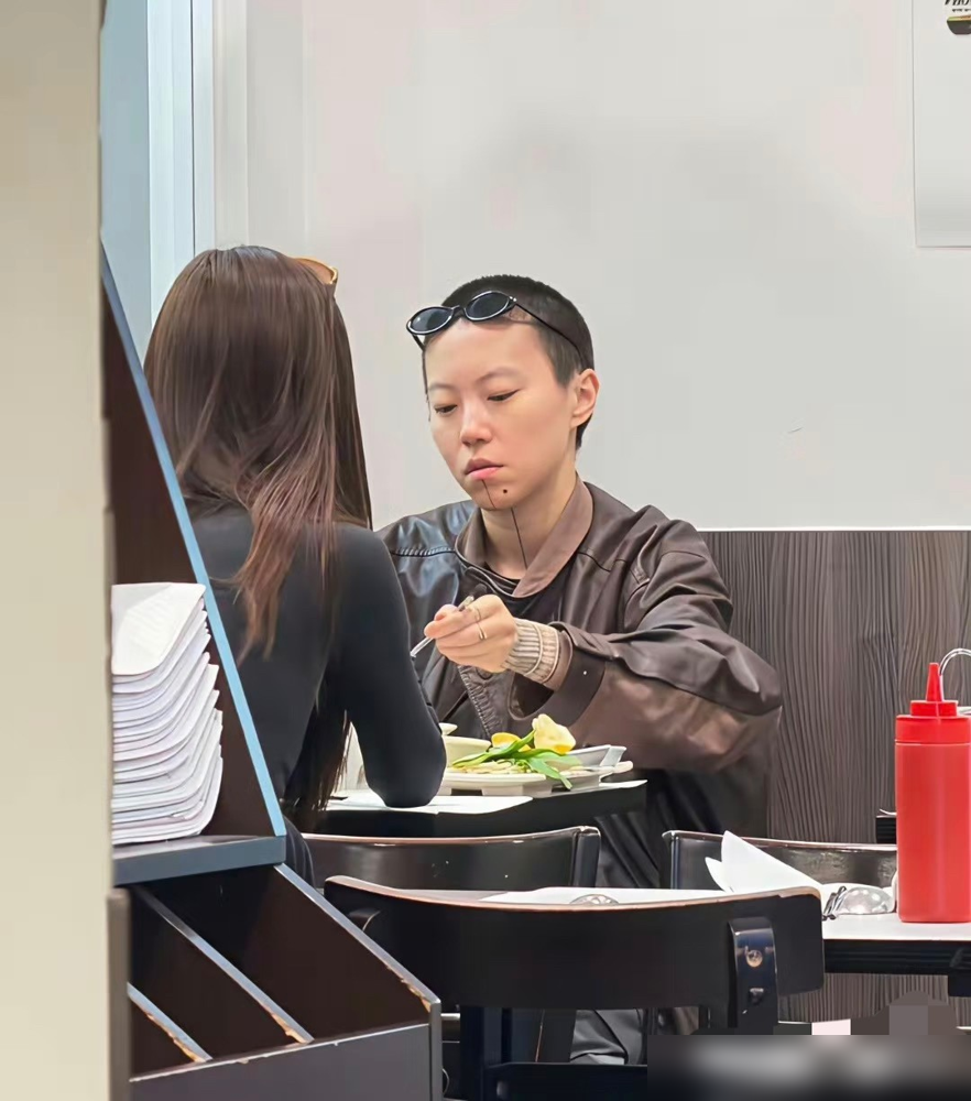 窦靖童被拍到跟宋妍霏共吃一碗河粉，头都快贴一块儿了，就这，还刚合作完新剧。
但你真以为她只会谈恋爱？她在《她的生存之道》里演个女拳手，长发留了两年，打戏全自己上，黑拳、锁喉、摔打，腿上全是淤青。
拍完手上全是茧子，后厨颠勺、切土豆，真练。
更绝的是，主题曲她写的，拉着王菲一起唱。王菲躲镜头躲了