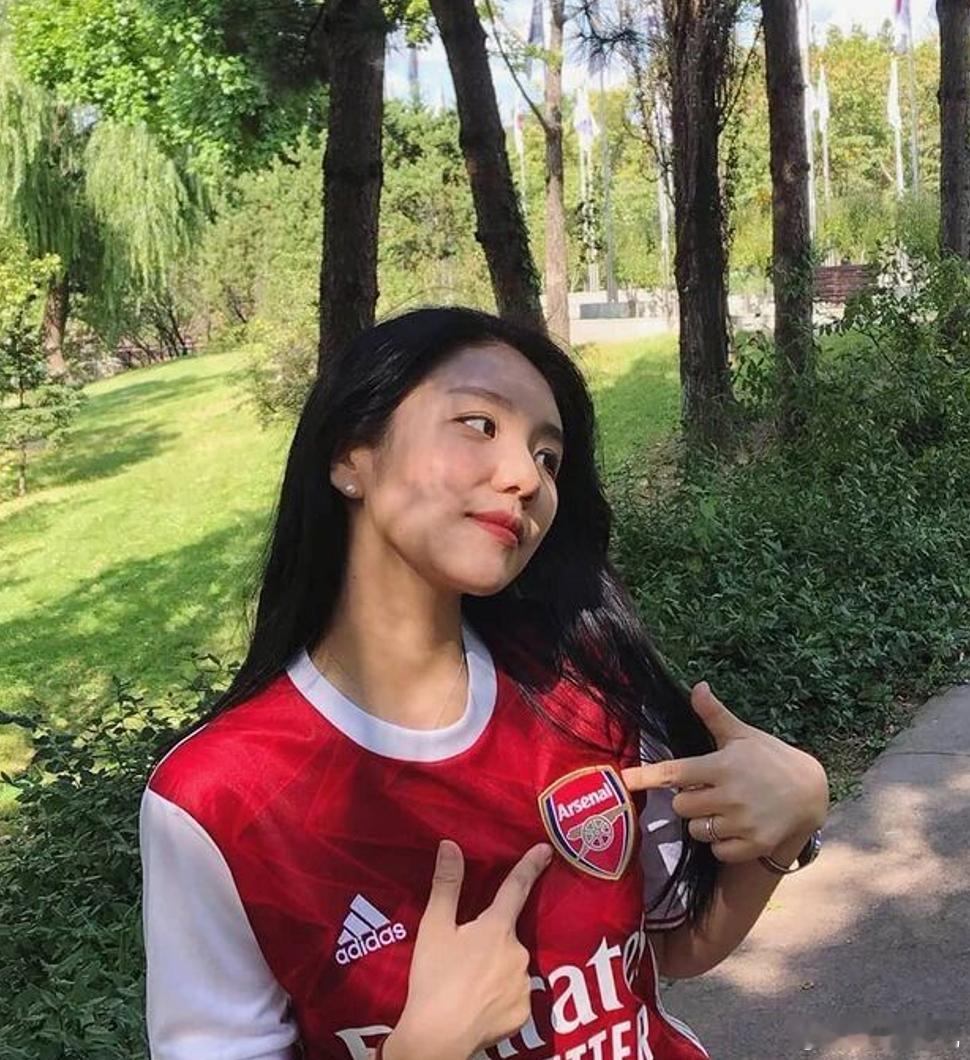 #英超##桑德兰vs阿森纳# 与其说是选择阿森纳取胜的方向，不如我们期待小格局的比赛。

周中的欧冠阿森纳在高温情况下勉强战胜那不勒斯。

但我看来一下阿森纳赛程并不简单，他们之后还需要3次客场作战的赛程，一共4次客场作战，且还是双线作战，阿尔特塔优先考虑的一定是轮换。

阿森纳本就在三天前的 ​
