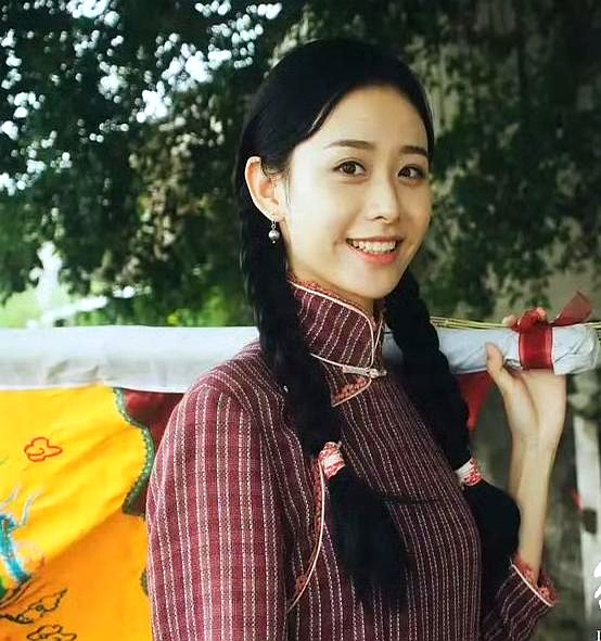 影视寒冬一堆演员在家抠脚，新人王晓慧刚进圈就无缝进组，以后的路八成比李思潼顺畅得多，原因其实很现实：观众苦“网红脸”实在太久了
 

古装扮相没有出戏的现代感，换上现代装又干干净净不带攻击性，放进镜头里看着顺眼，这种辨识度偏偏成了眼下最稀缺的硬通货
 

现在不少年轻演员五官精致得像一个模子刻出来的