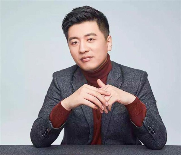 伊朗革命卫队宣布发射弹道导弹打击约旦境内一处美军基地，称是为报复美国袭击伊朗油轮；同一天还称在霍尔木兹海峡捕获一艘美国无人潜艇。中东这盘棋越来越乱。伊朗和美国的对抗从幕后走到台前，约旦夹在中间最难受。霍尔木兹是原油命脉，一旦真封锁，全球油价都得抖三抖。我的判断：双方都在&