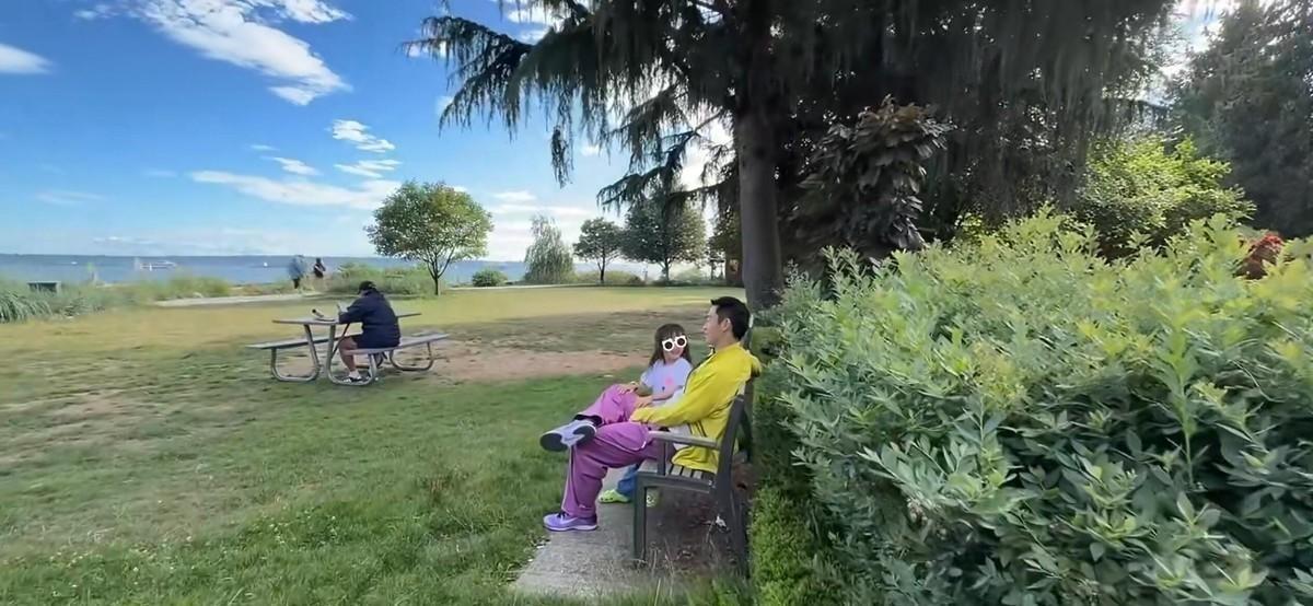 郑恺苗苗带娃赴温哥华夏令营，逛宜家被传移民定居，苗苗回应租房游学：真正打动人的，是孩子那句“明天还要来” ​