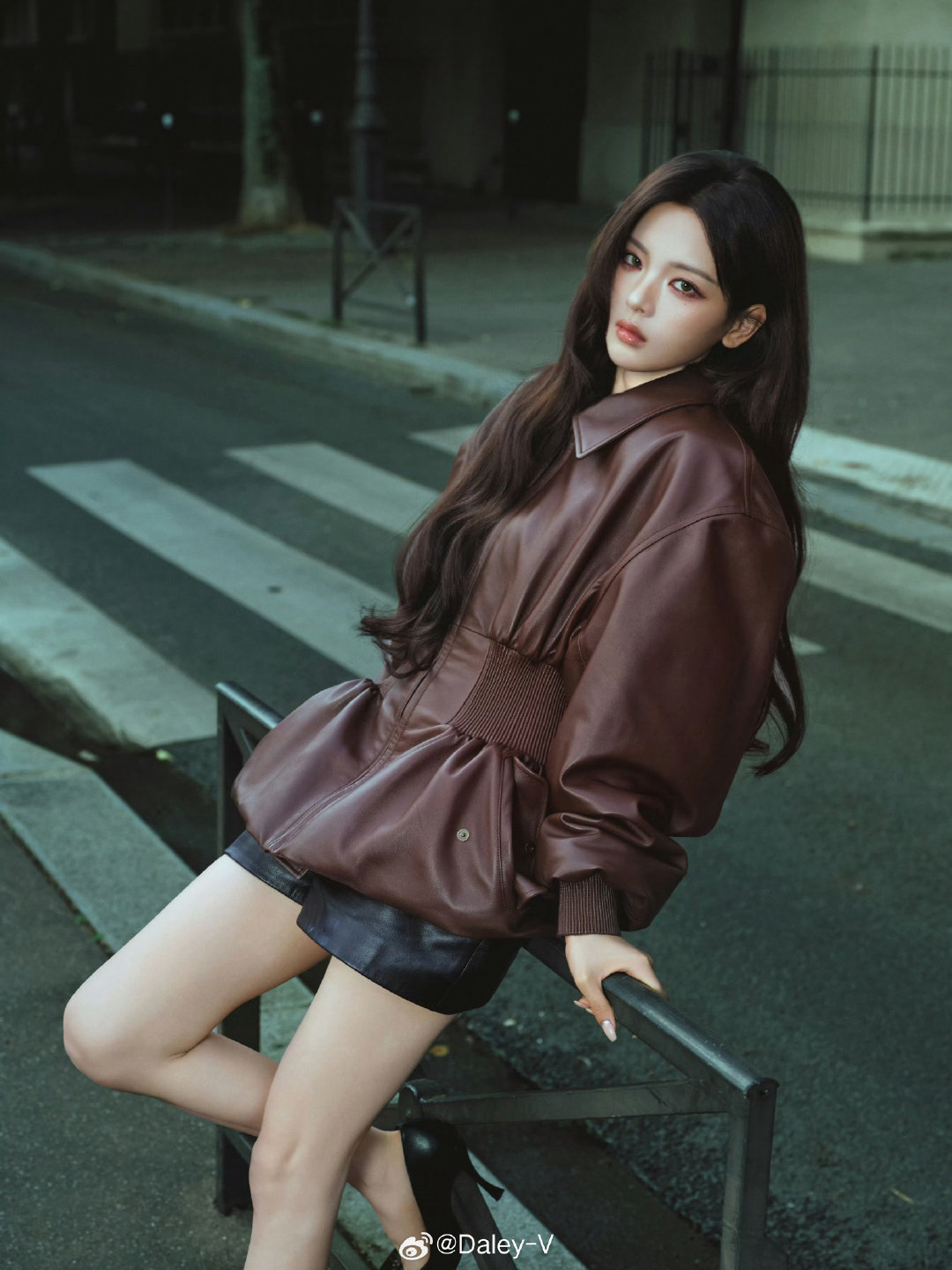 杨超越身穿Balenciaga 冬季26系列亮相#巴黎世家大秀#！好精彩的一组造型图，未公开款榛果焦糖外套，搭配短裤与尖头高跟鞋，尽显高级摩登魅力，elegance！💼#大秀直击# ​