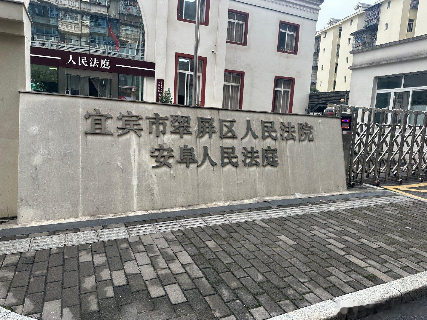 事情是在高县，我去过高县很多次，是个非常安静的小县城，宜宾管辖。没有大城市的喧嚣。

小县城，其实生活成本也高。大多数人收入并不高。经营一个炸串谋生也不容易。

#多方回应炸串摊主被差评后轻生# ​