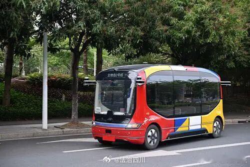 【道路交通安全法修订草案提请审议 对自动驾驶汽车设专章规定】2026年8月25日，道路交通安全法修订草案提请十四届全国人大常委会第二十四次会议初次审议。 

现行道路交通安全法于2004年施行，2007年、2011年、2021年修正了个别条款。

此次修订草案共9章170条，聚焦“醉驾”“盲驾”“僵尸车”“超标 ​