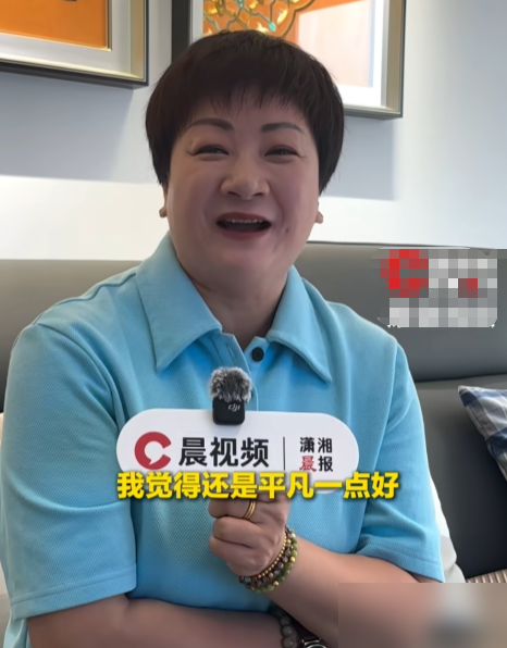 一笔奥运奖金，活生生撕开了两个冠军家庭的底色。
张博恒掏出奖金，在长沙全款给父母拿下套房，他妈心态开明，一家人处得跟哥们儿一样。
再看张家齐，不满7岁进队住校，被亲妈天天挑刺打压，对着镜头直言我是队里养大的，你不及格。当妈的口口声声说爱，买条金项链当夺冠礼物，却锁在自己抽屉里9年，张家齐见都没见