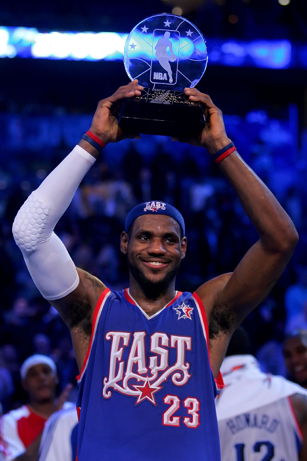 LeBron James

#詹姆斯距NBA总收入第一仅差180万# ​