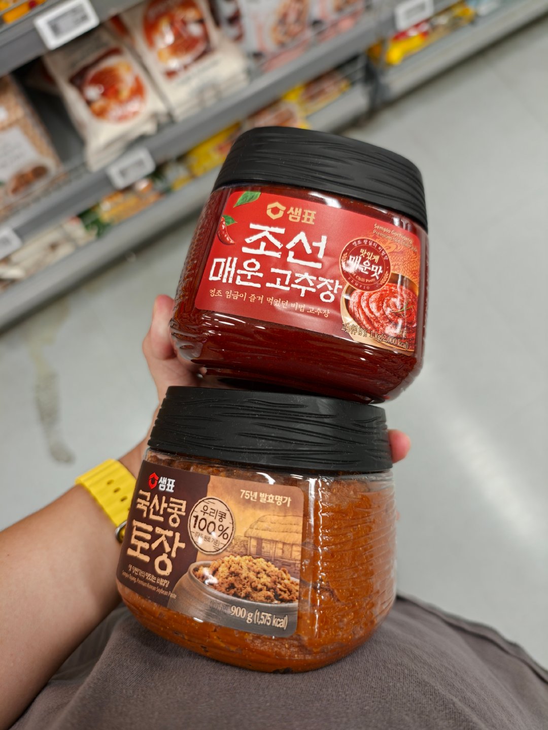 本来想来韩国的emart 超市买点调料，然后还顺便买了点泡面，结果这个超市怎么回事，不支持Apple Pay，因为我这几天在韩国刷手表都没问题，这家这么大的超市只能插卡现金或者三星Pay[捂嘴哭] 太落后了。  ​