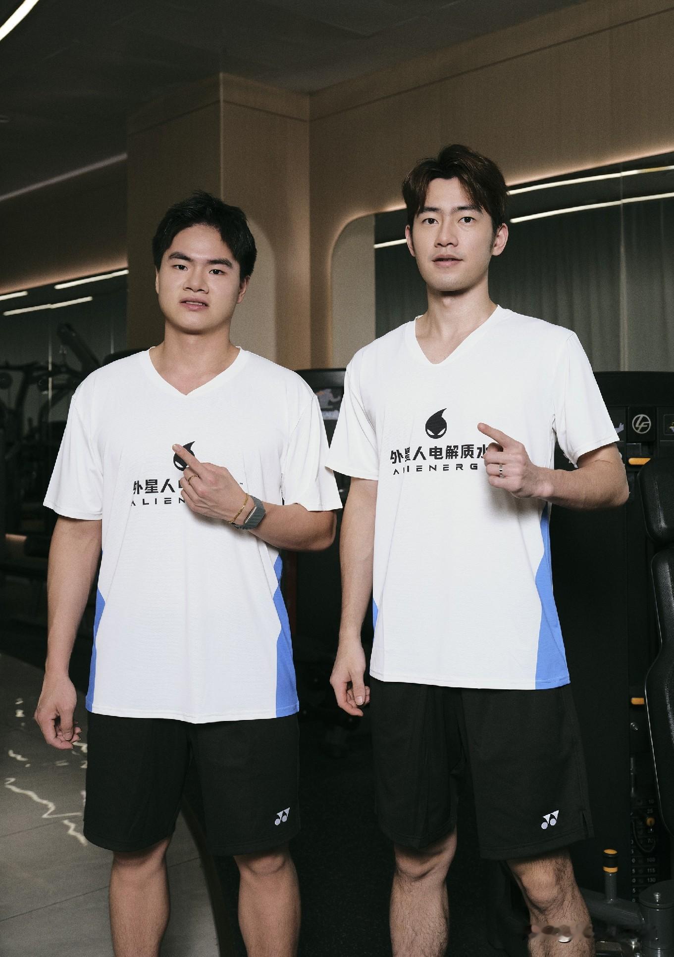 梁伟铿、王昶今天的健身房训练，完美诠释了什么叫“梁王组合”的硬核画风。别人还在调整状态，他俩已经默默把训练量拉满。这种近乎自虐的“上强度”，正是他们巴黎奥运后依然保持顶尖竞争力的原因。看着他俩充血后的肌肉线条和专注的眼神，仿佛已经听到了球场上那极具压迫感的击球声